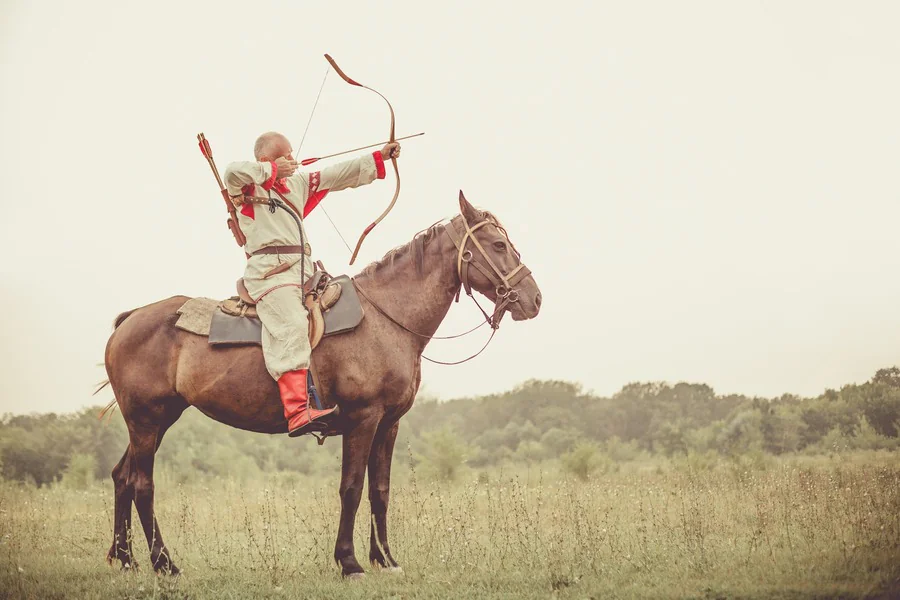 La pratique du tir à l'arc à cheval permet de bénéficier de nombreux avantages, voici quelques-uns :