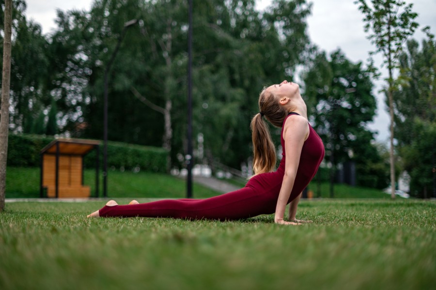 Quelle est la signification de la posture du cobra en yoga ?