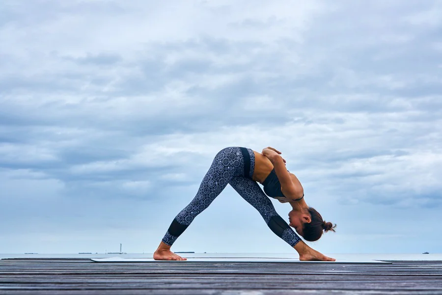 Quelles sont les postures de yoga recommandées pour la souplesse du dos ?