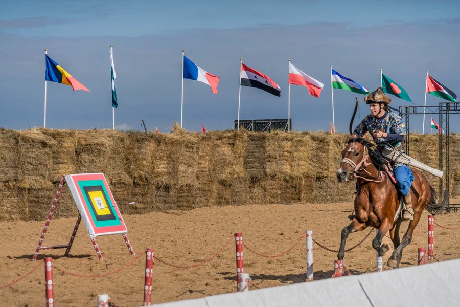 Quelles sont les règles et les techniques spécifiques au tir à l'arc à cheval ?