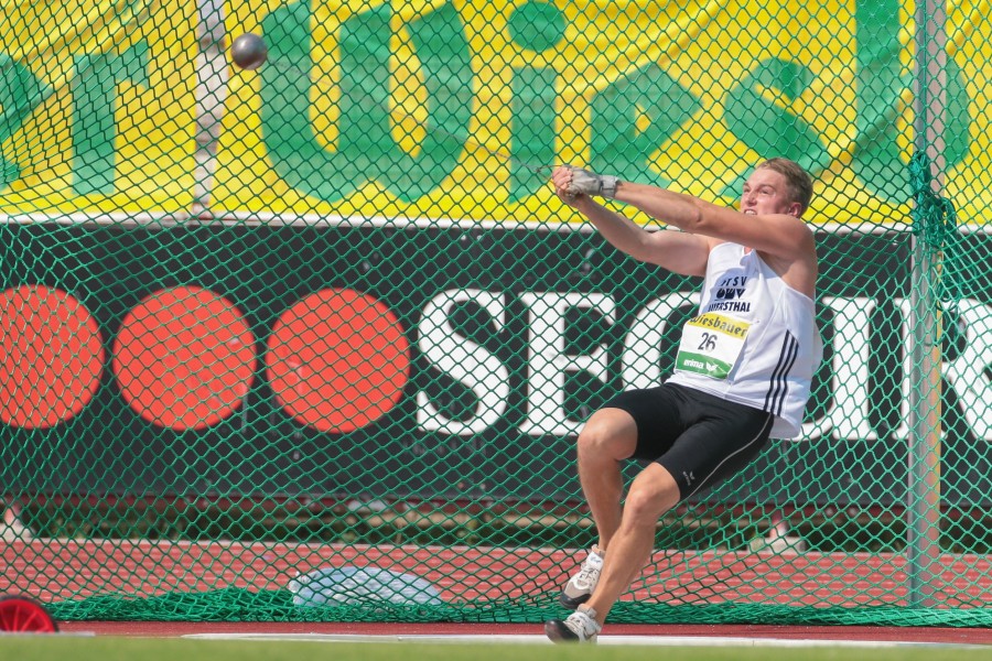 Quels sont les muscles sollicités lors d'un lancer de marteau en athlétisme ?